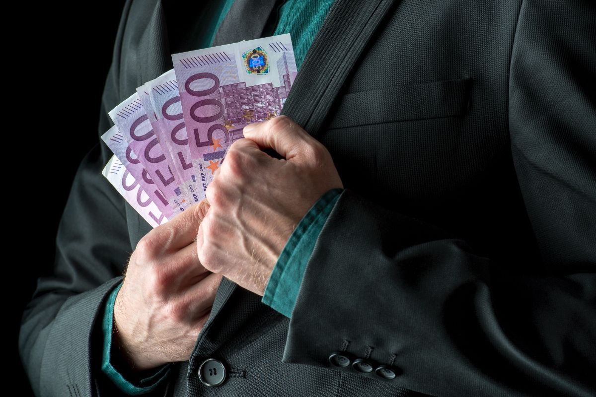 KREISTAG BESCHLIESST FINANZ-SKANDAL